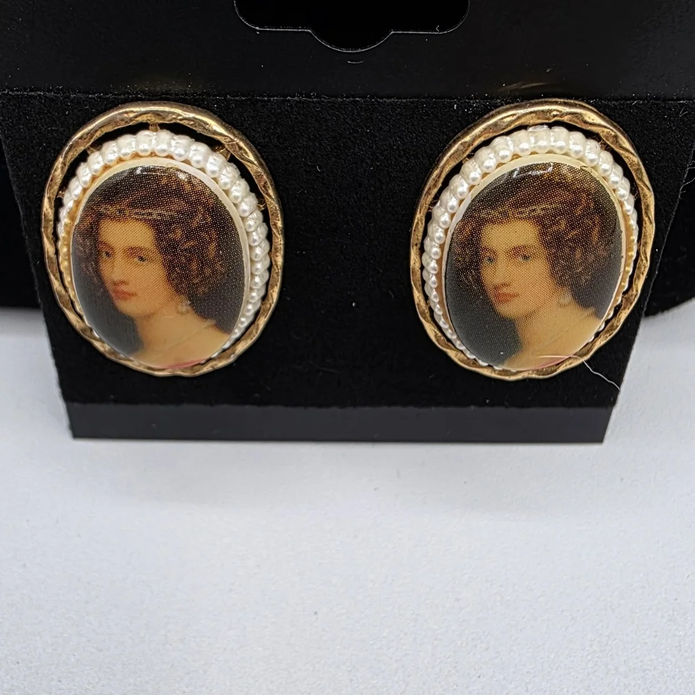 Vintage Signed ART Portrait Brooch Or Pendent and Coordinating Earring Set